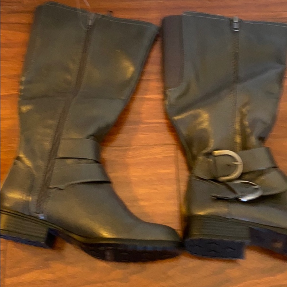 Gray boots never worn